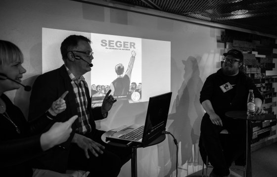 Viktor Jäderlund presenterade sitt dövhistoriska album Seger i ett dövtolkat samtal med Stadsbibliotekets Patrik Schylström. Bild och ©: Makan E-Rahmati