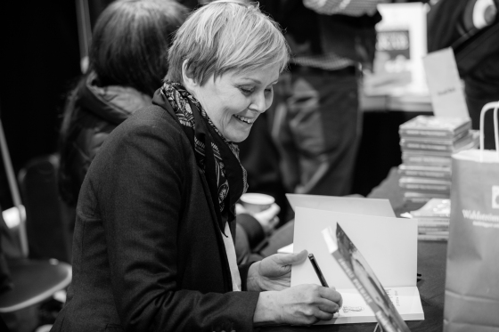Anneli Furmark signerar. Bild och ©: Makan E-Rahmati